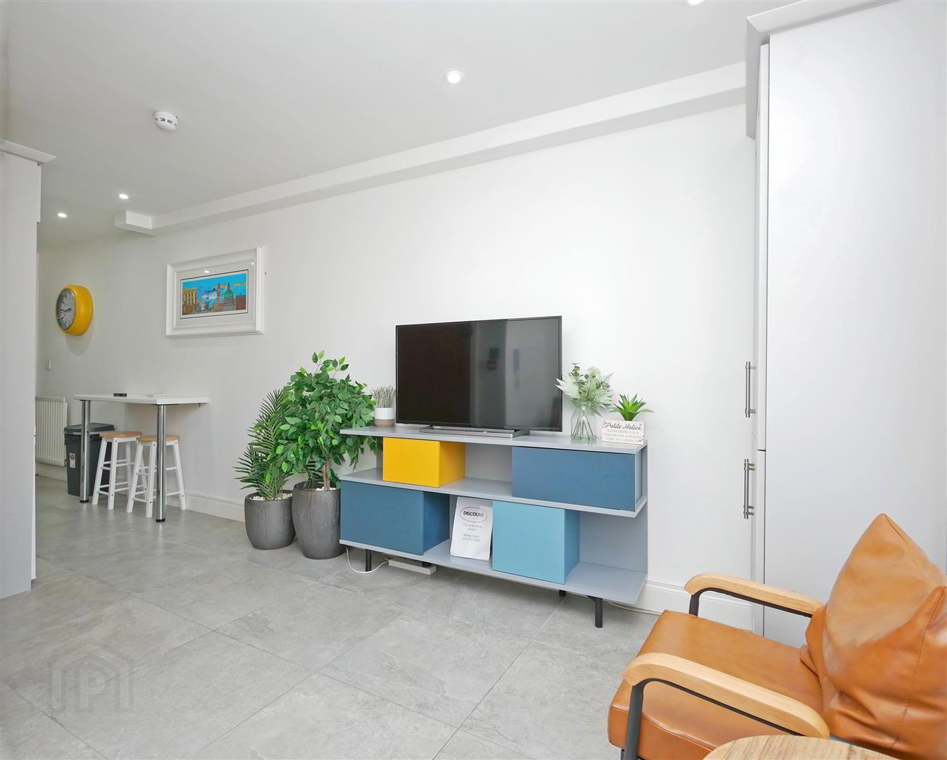 Apt 4, 167 University Street 6 of 13