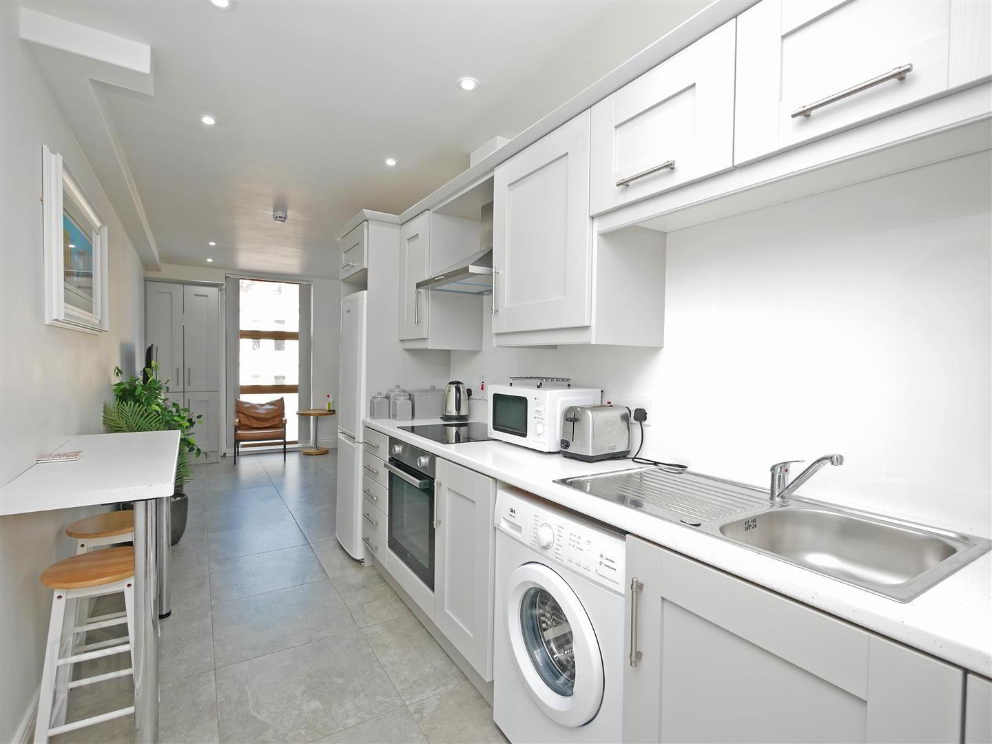 Apt 4, 167 University Street 8 of 13