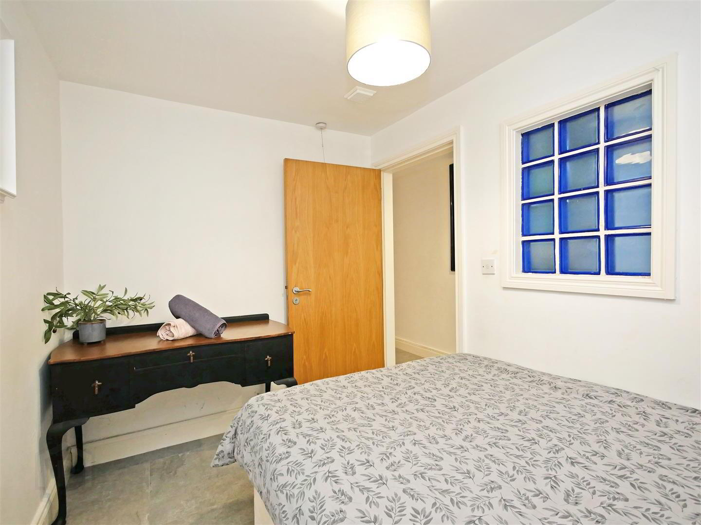 Apt 4, 167 University Street 12 of 13