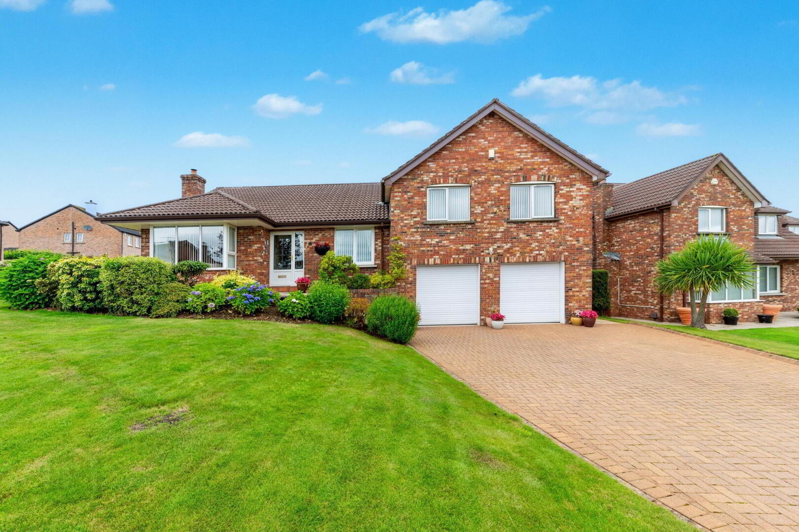 2 Moorfield Gardens 1 of 48