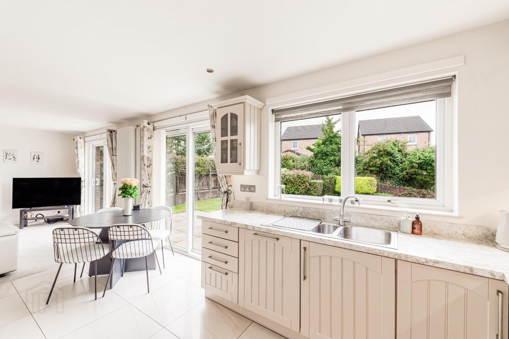 2 Moorfield Gardens 18 of 48