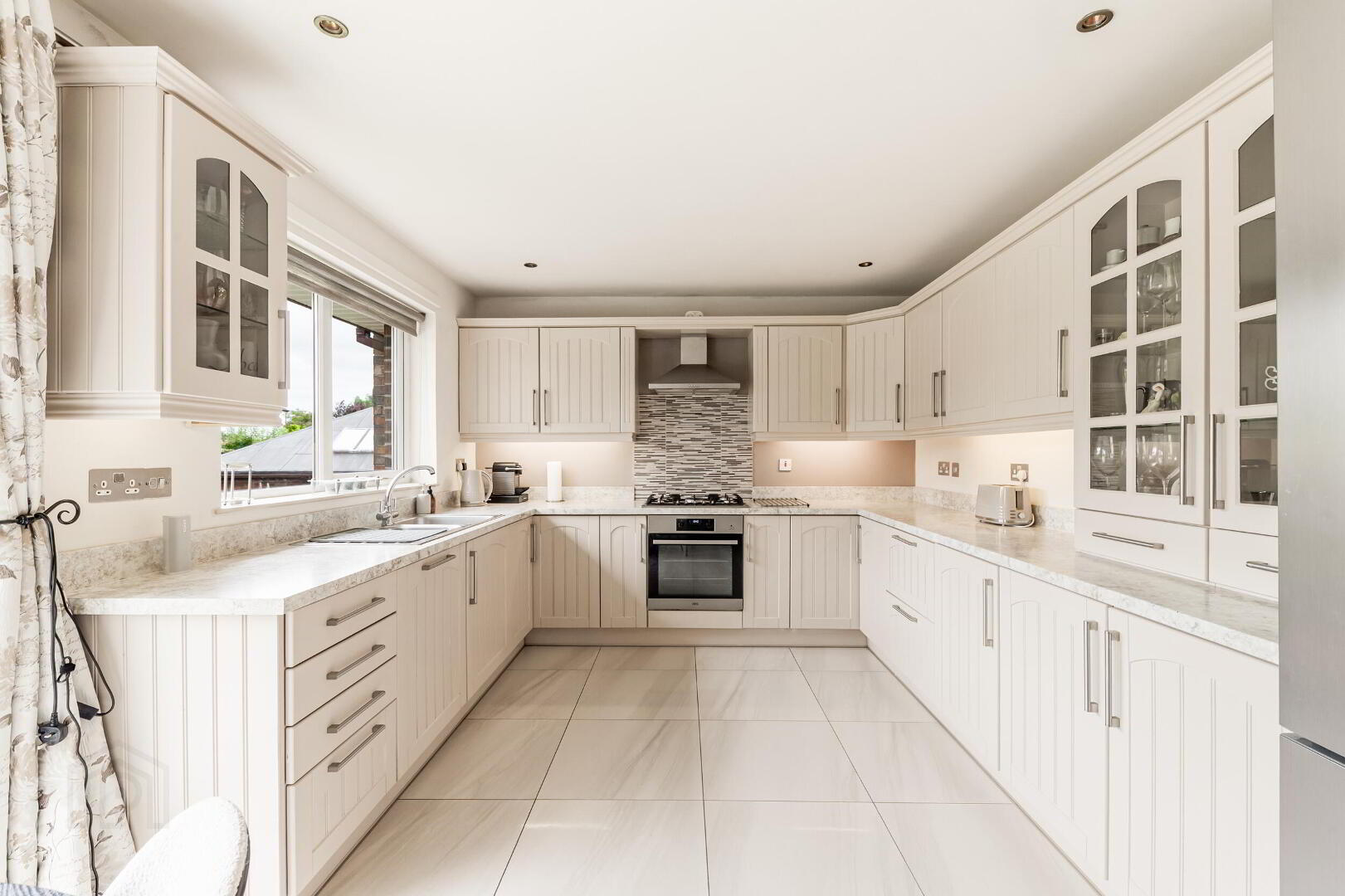 2 Moorfield Gardens 21 of 48