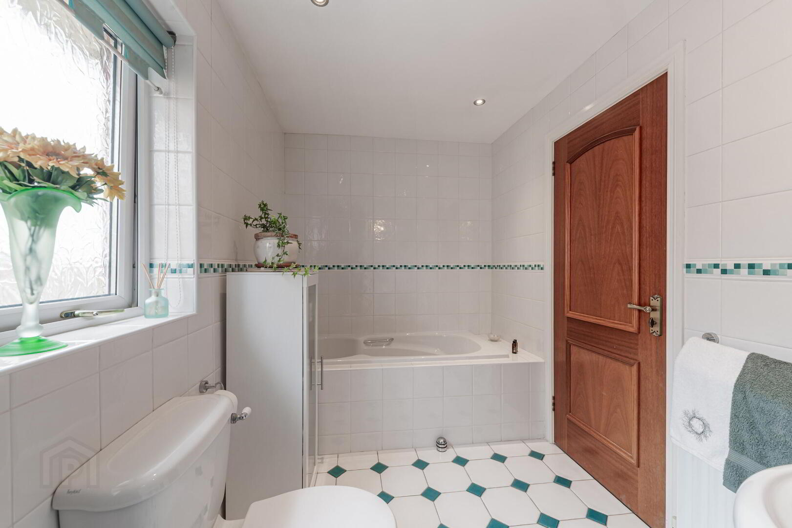 2 Moorfield Gardens 37 of 48