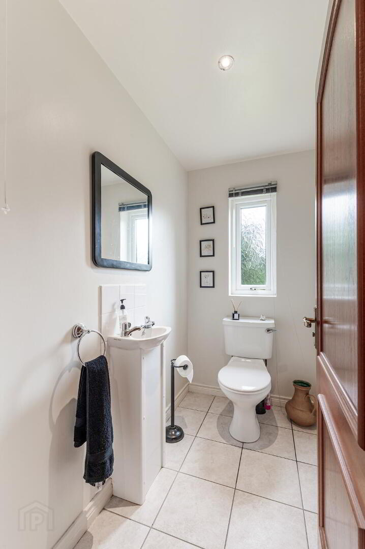 2 Moorfield Gardens 41 of 48