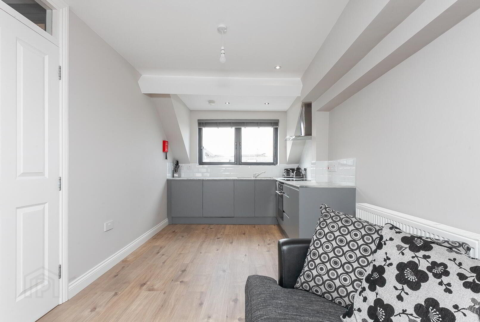 Flat C, 2 Surrey Street 6 of 17