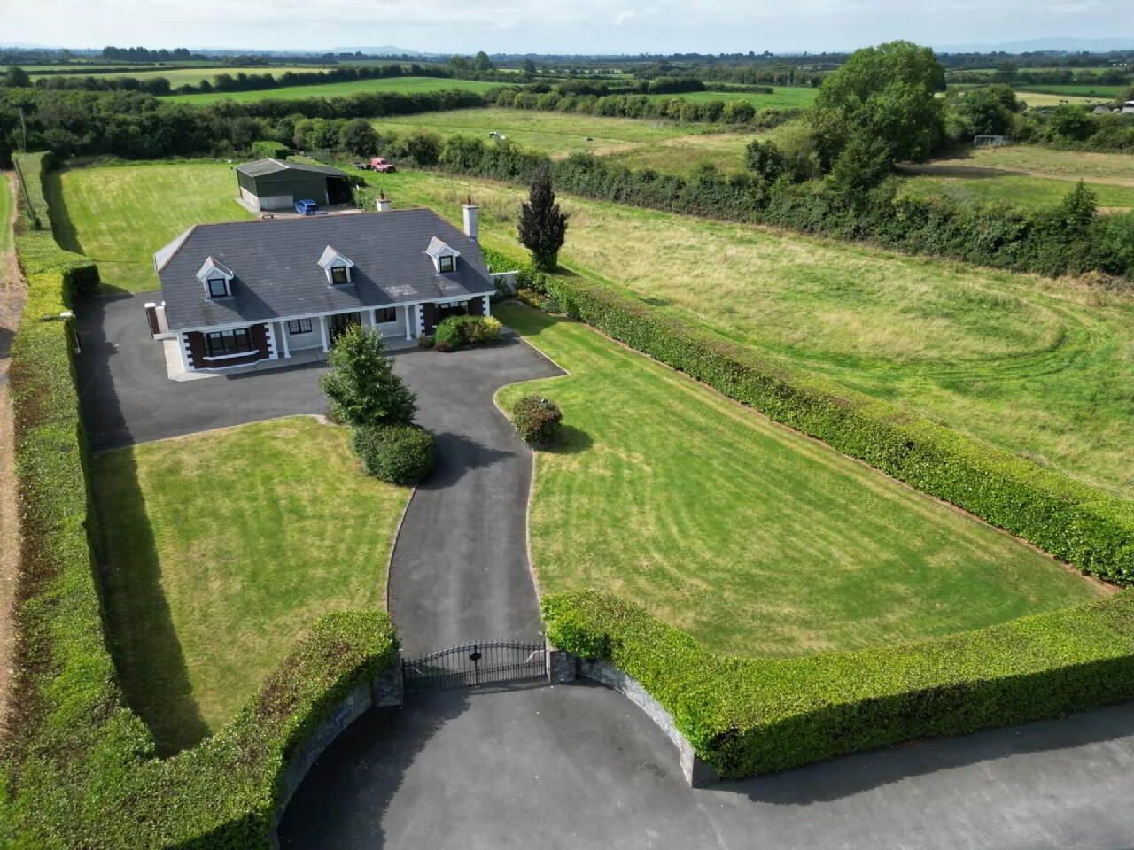 6 Bed Residence On 2.35 Acres 3 of 35