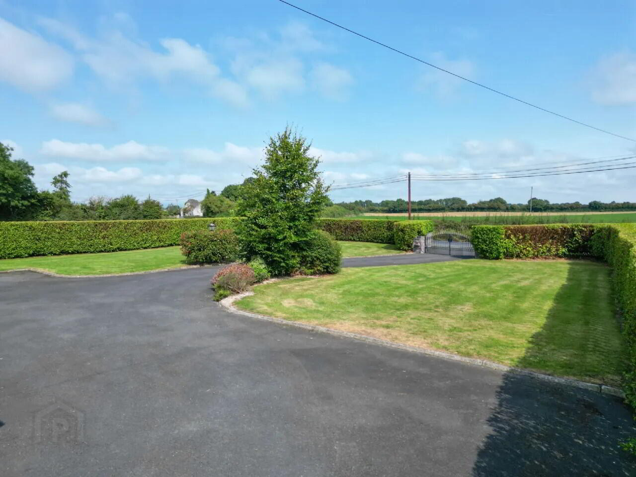 6 Bed Residence On 2.35 Acres 5 of 35