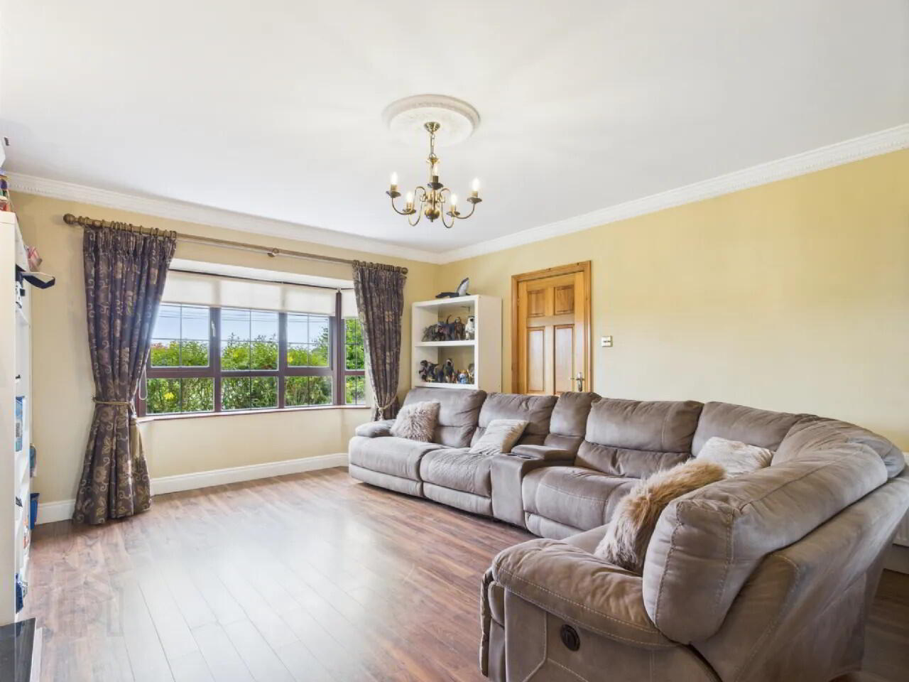 6 Bed Residence On 2.35 Acres 12 of 35