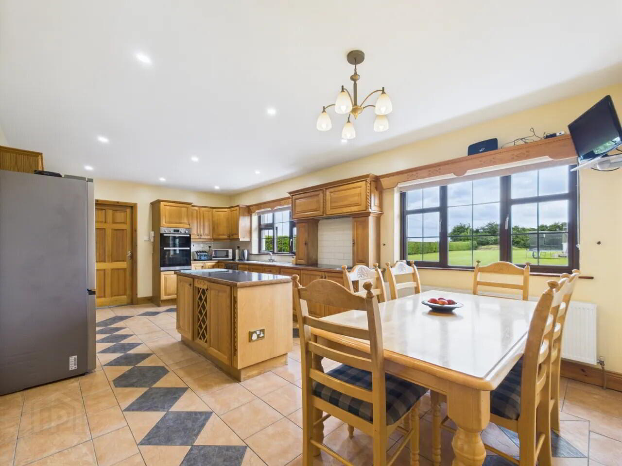 6 Bed Residence On 2.35 Acres 13 of 35