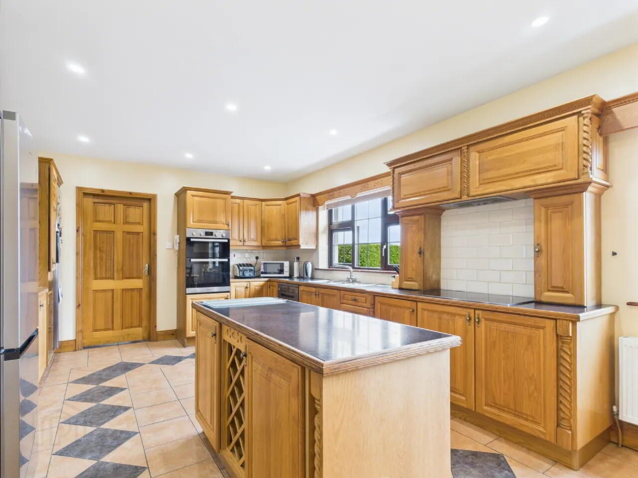 6 Bed Residence On 2.35 Acres 15 of 35
