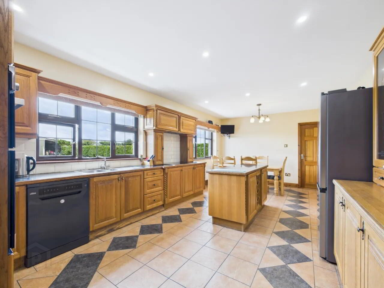 6 Bed Residence On 2.35 Acres 17 of 35