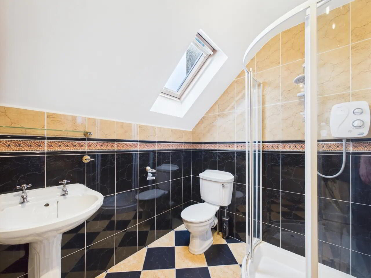 6 Bed Residence On 2.35 Acres 30 of 35