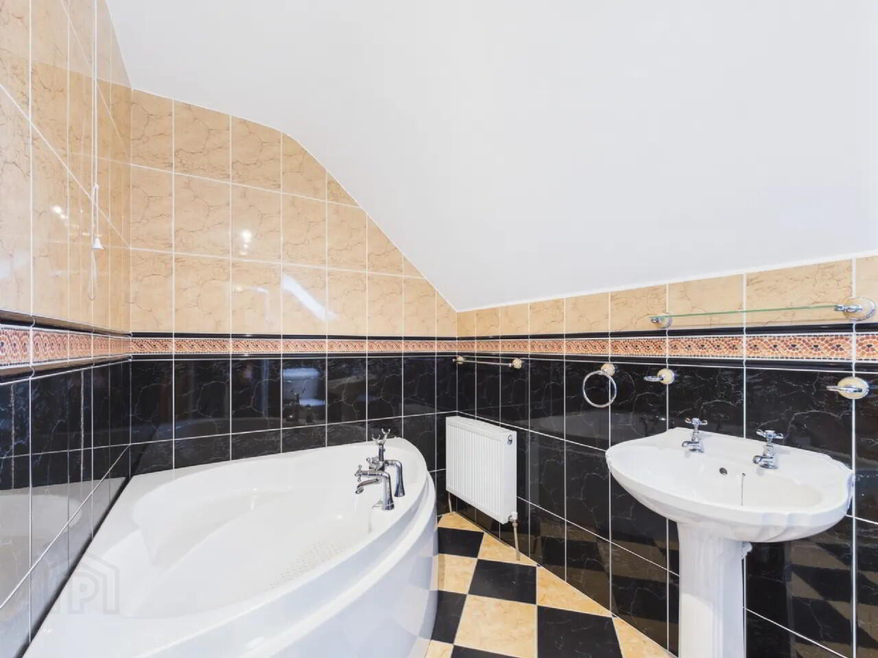 6 Bed Residence On 2.35 Acres 31 of 35