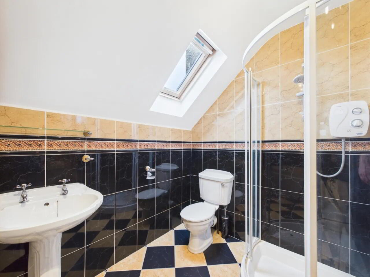 6 Bed Residence On 2.35 Acres 30 of 52
