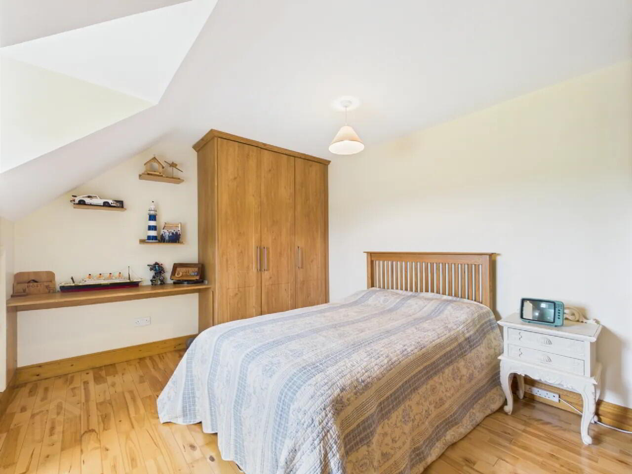 6 Bed Residence On 2.35 Acres 36 of 52