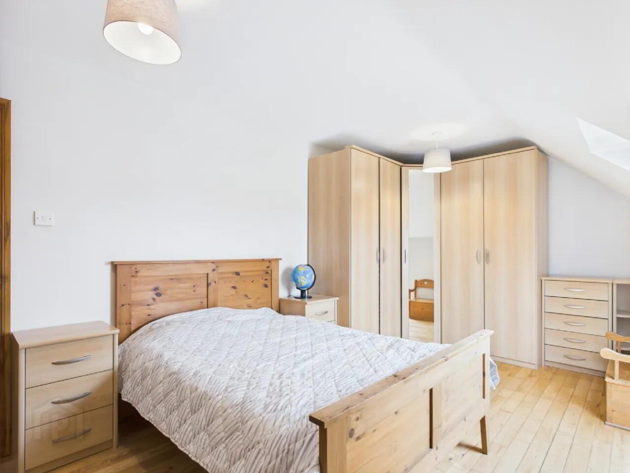 6 Bed Residence On 2.35 Acres 37 of 52