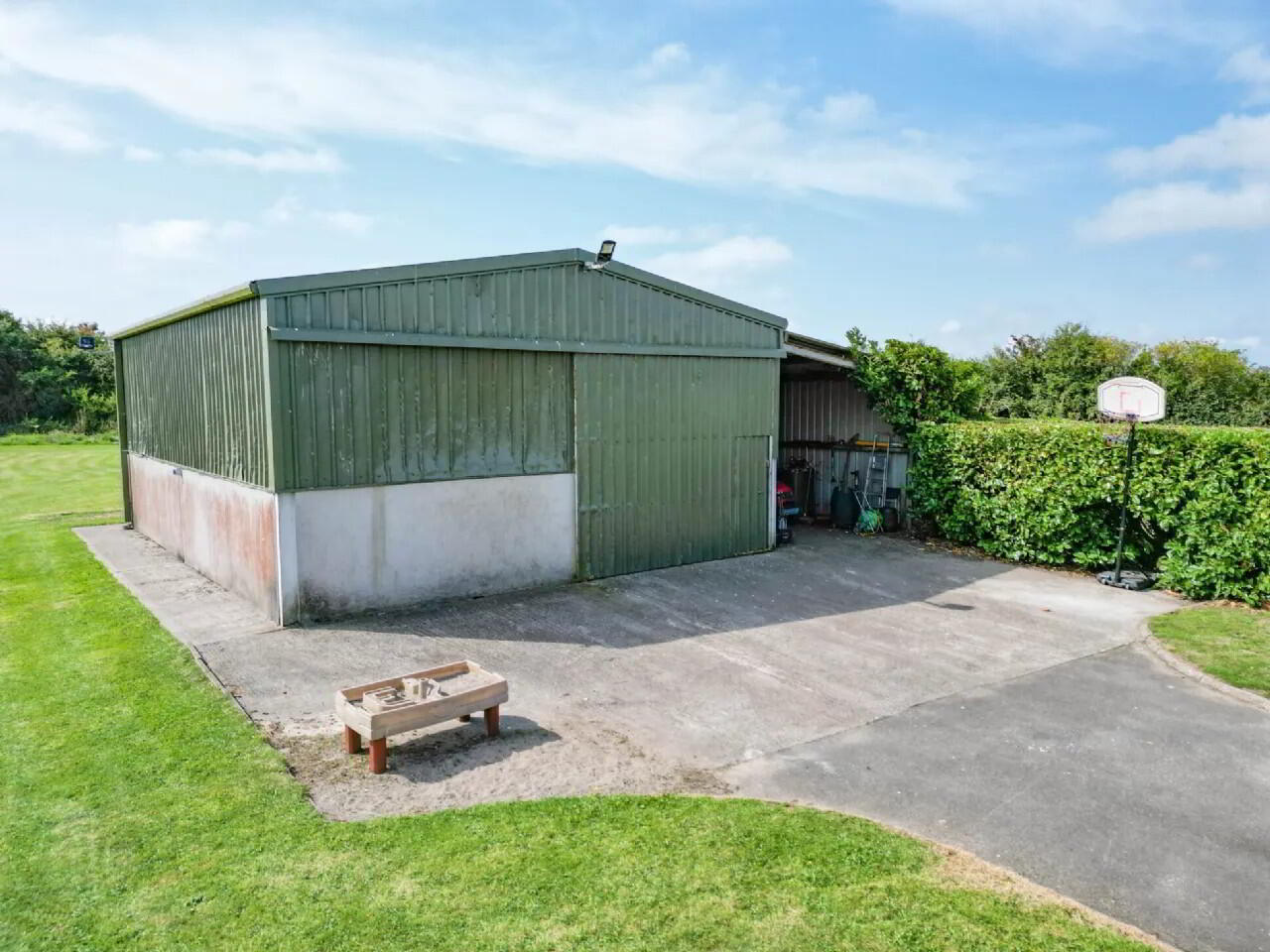 6 Bed Residence On 2.35 Acres 41 of 52