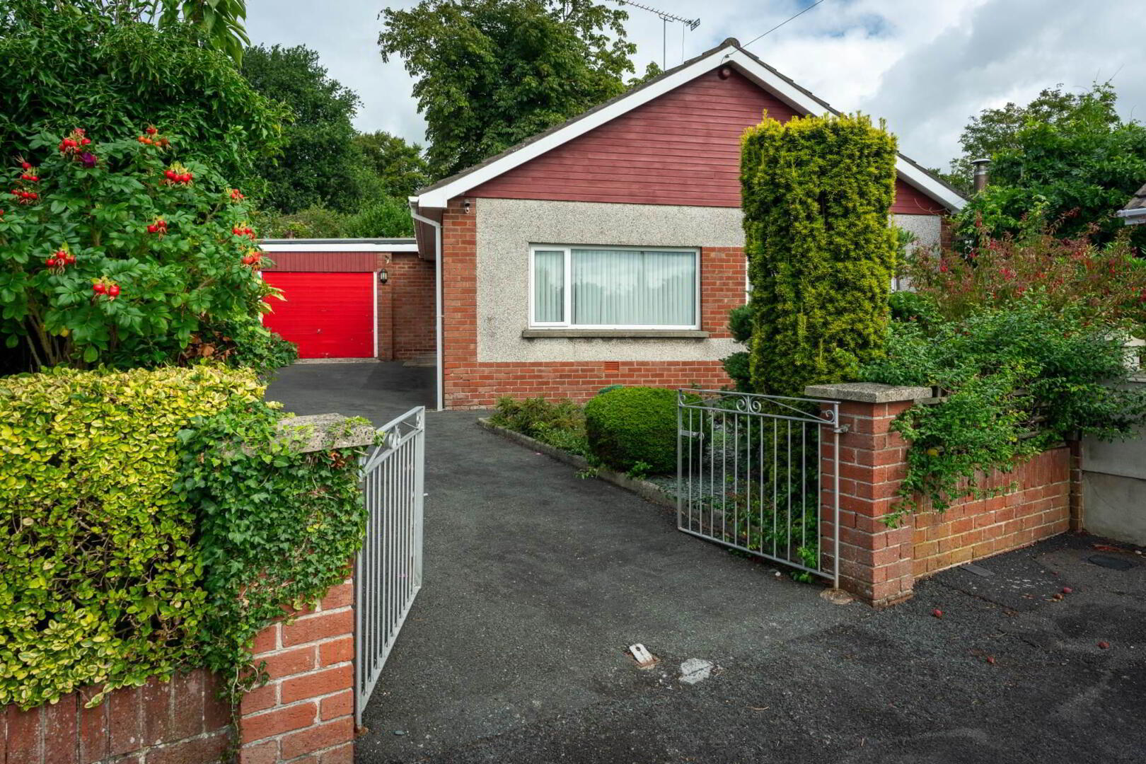 17 Cooleen Park 2 of 33