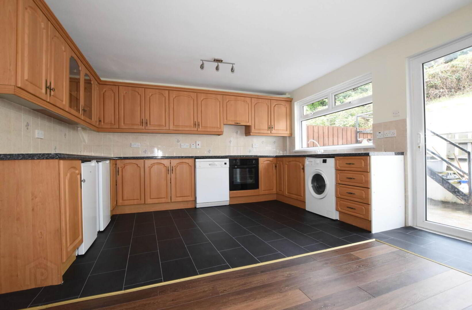 37 Meadowbank Avenue 5 of 20