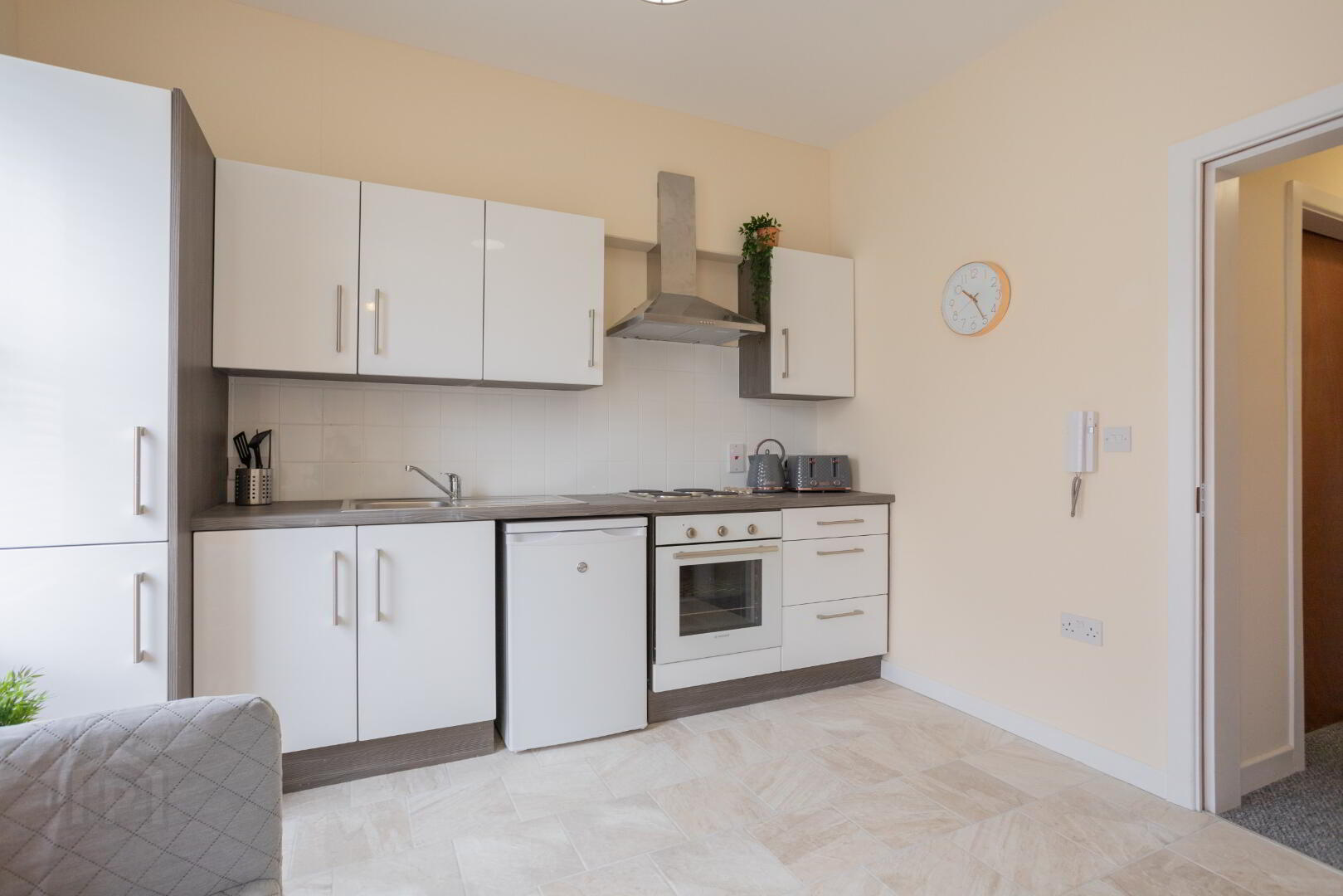 Unit 2, 14 Belgravia Avenue 2 of 12