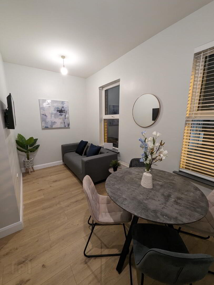 Unit 2, 14 Belgravia Avenue 3 of 12