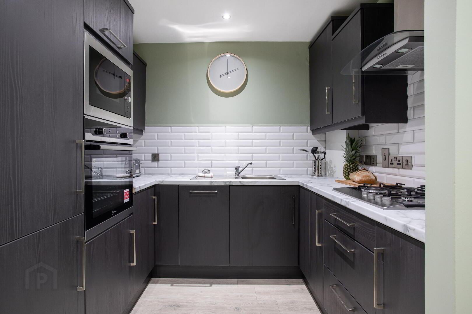 Apartment 17 South Studios 85 Tate's Avenue 10 of 45