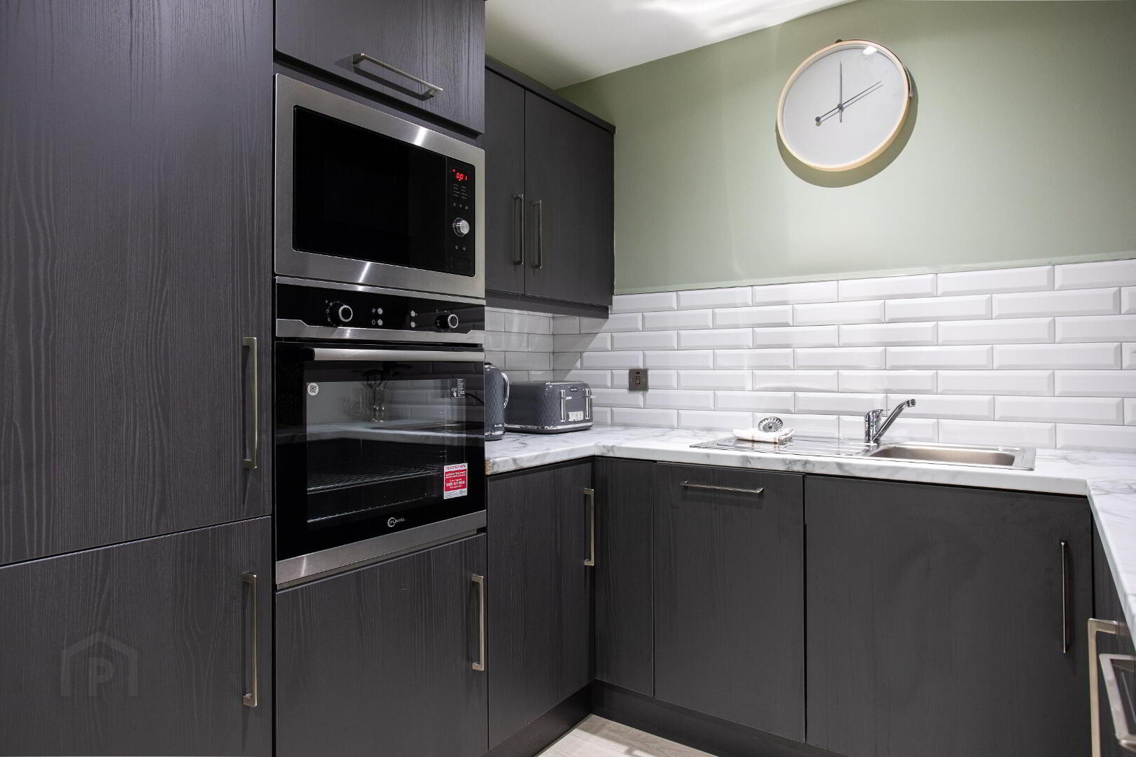 Apartment 17 South Studios 85 Tate's Avenue 11 of 45