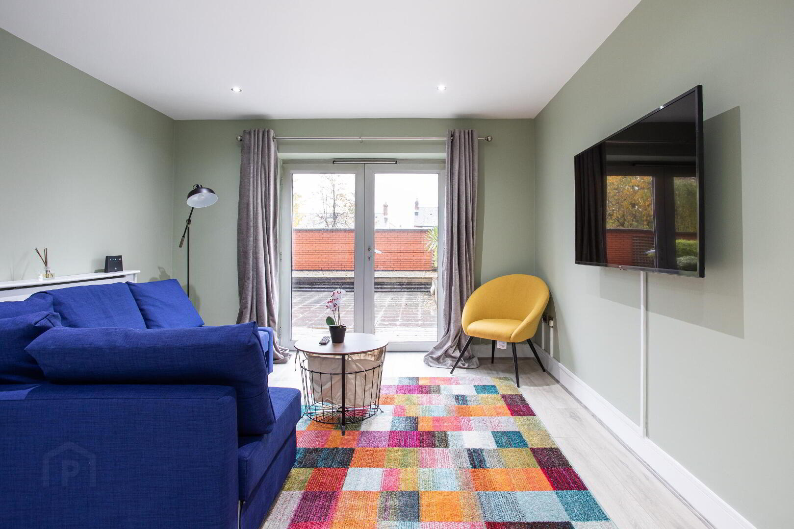 Apartment 17 South Studios 85 Tate's Avenue 1 of 45
