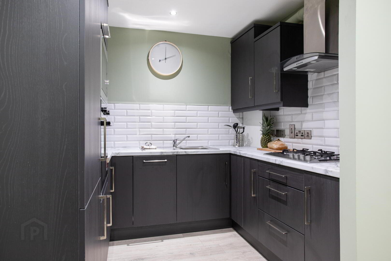 Apartment 17 South Studios 85 Tate's Avenue 9 of 45