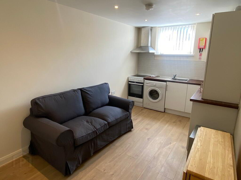 Flat 4, 24 Cromwell Road 3 of 6