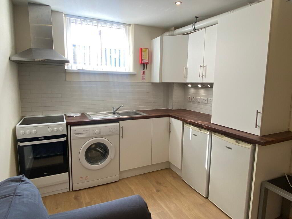 Flat 4, 24 Cromwell Road 2 of 6