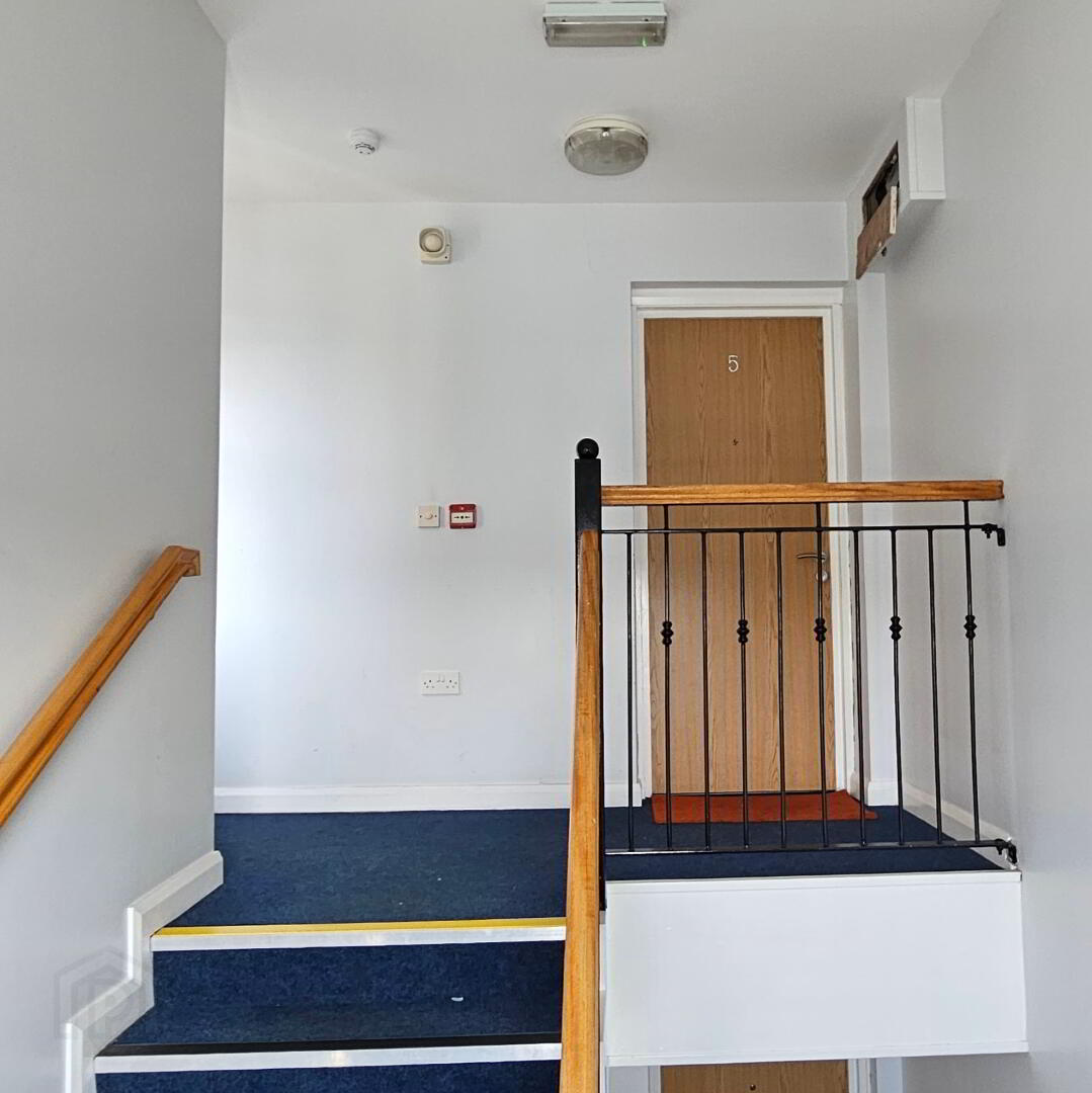 Unit 5, 1b Ravenscroft Avenue 2 of 33