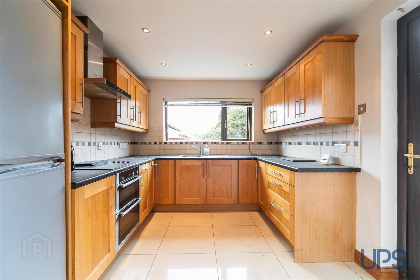 6 Hillhead Avenue 10 of 33