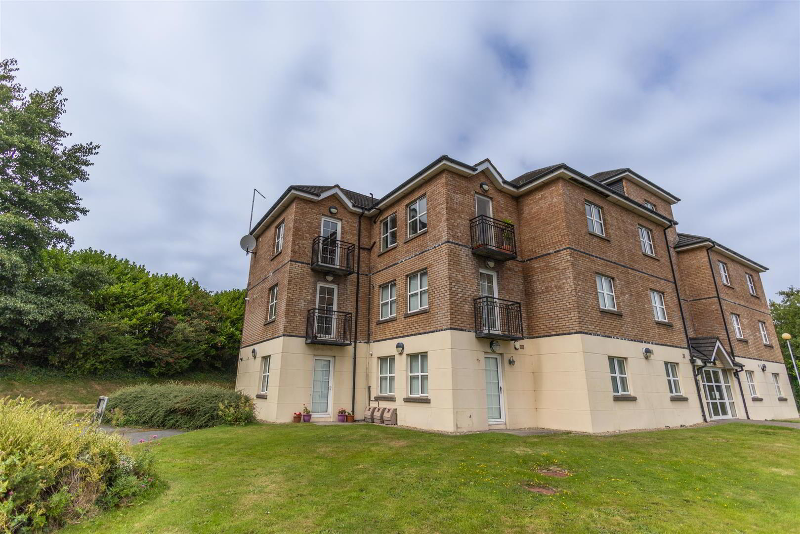 23 Lawnfield Grove 1 of 18
