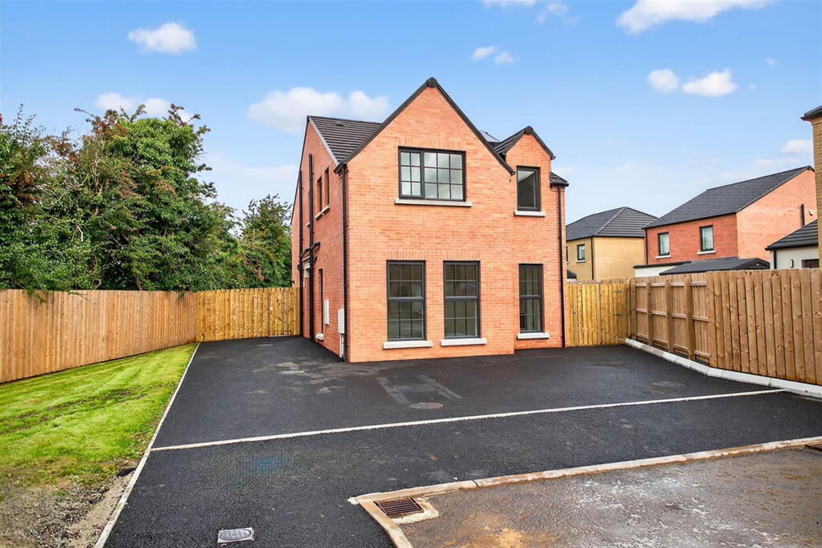 15a Willowfield Crescent 1 of 35