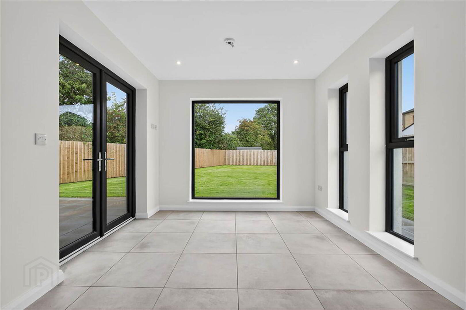 15a Willowfield Crescent 11 of 35