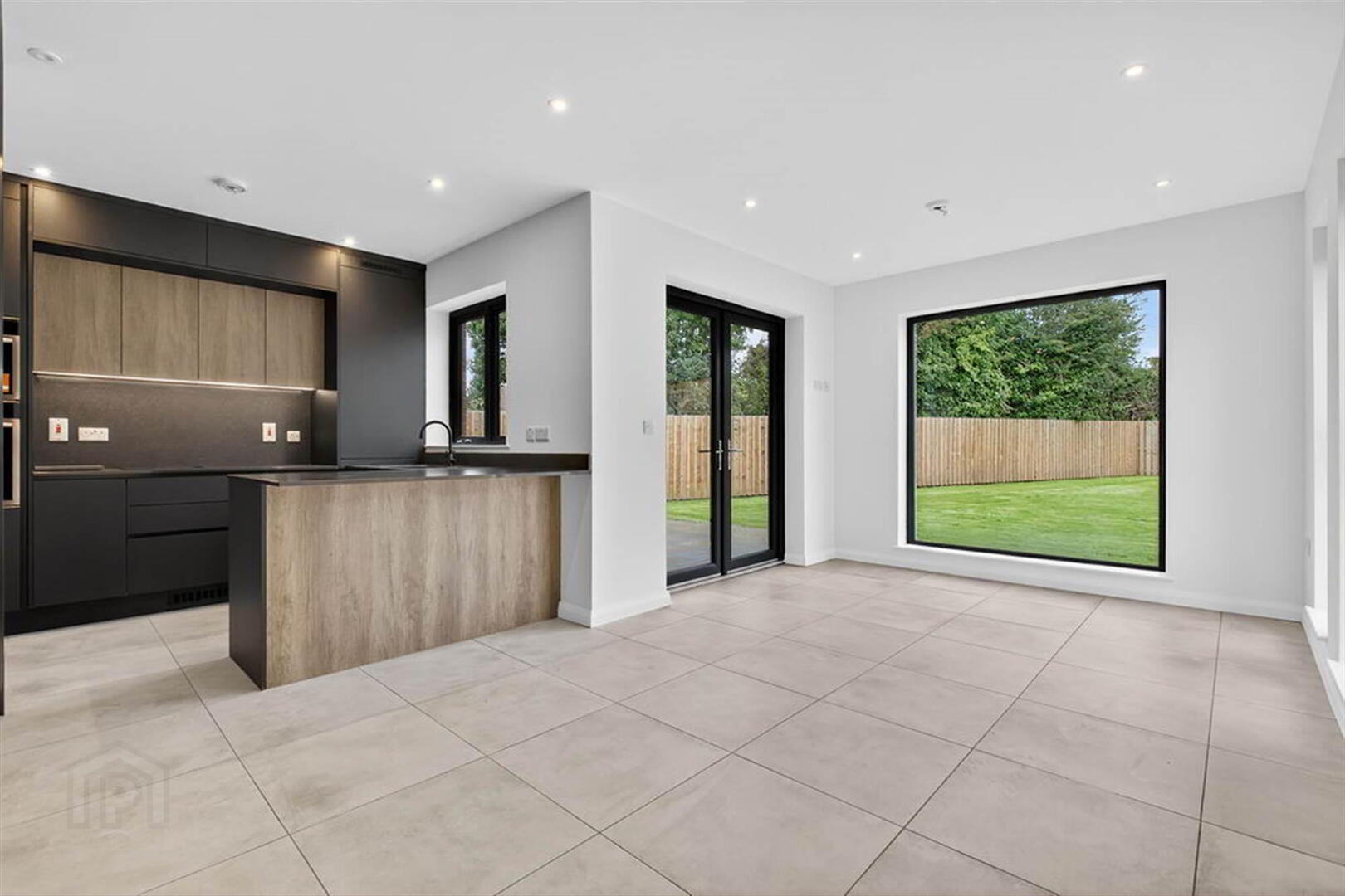 15a Willowfield Crescent 7 of 35
