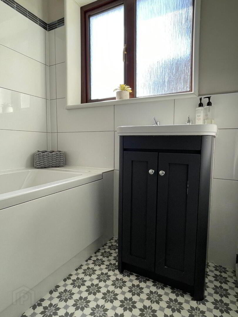 18 Hazelbank Road 13 of 21