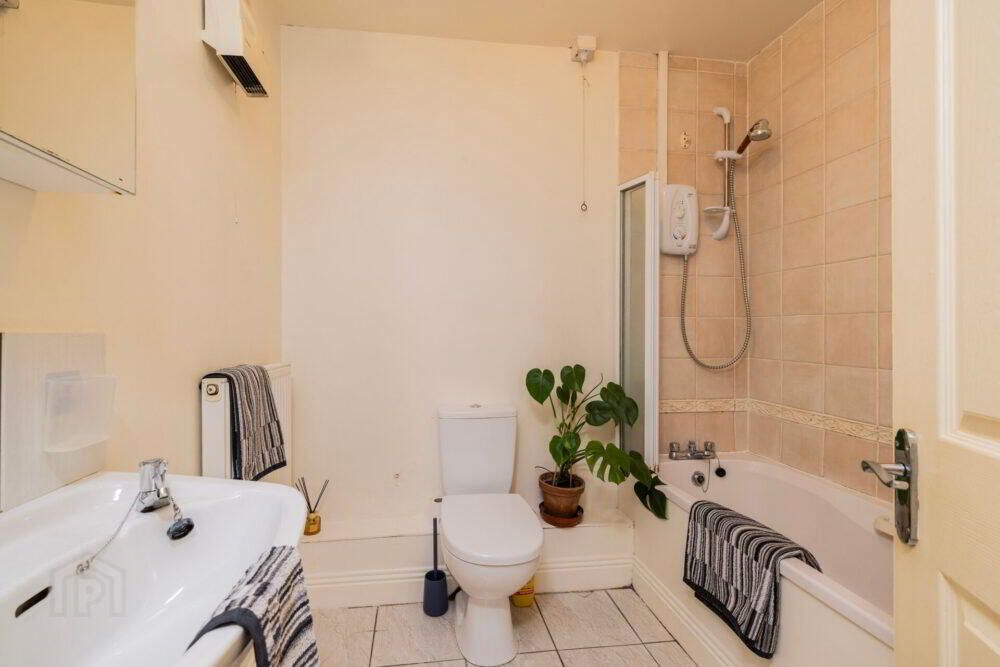 Apt 17, Heath Square 8 of 15
