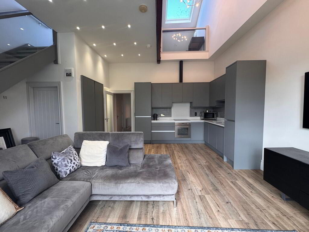 Apt 5, 13 Wellington Park 3 of 27