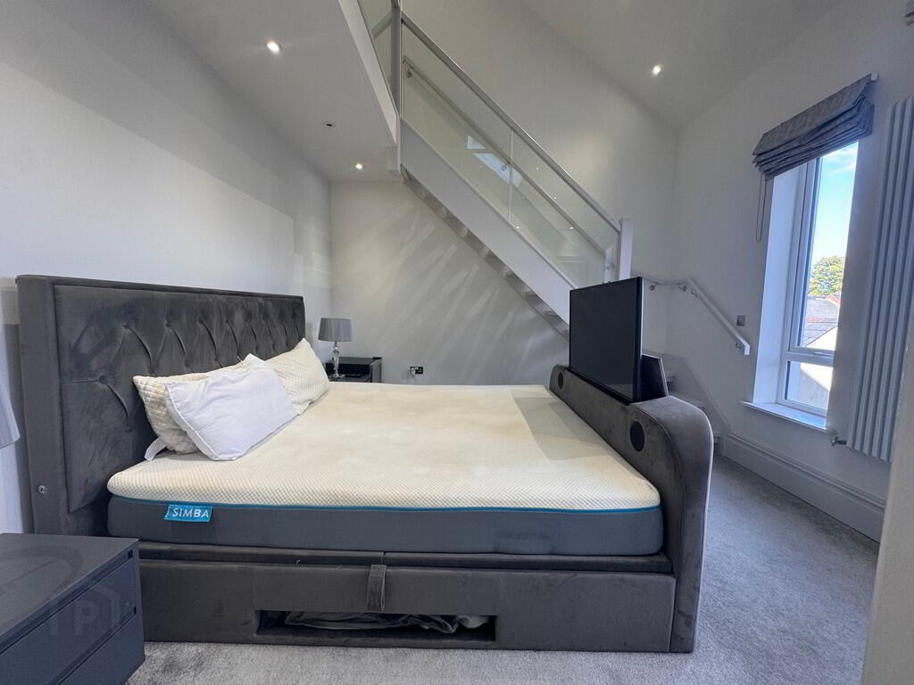 Apt 5, 13 Wellington Park 22 of 27