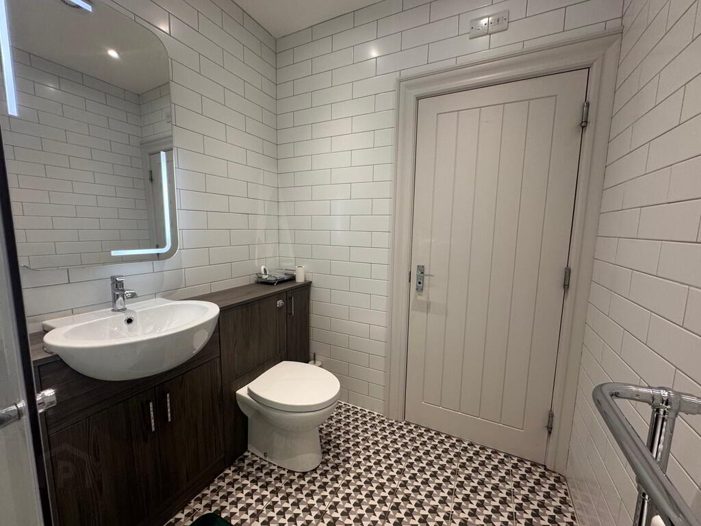 Apt 5, 13 Wellington Park 24 of 27