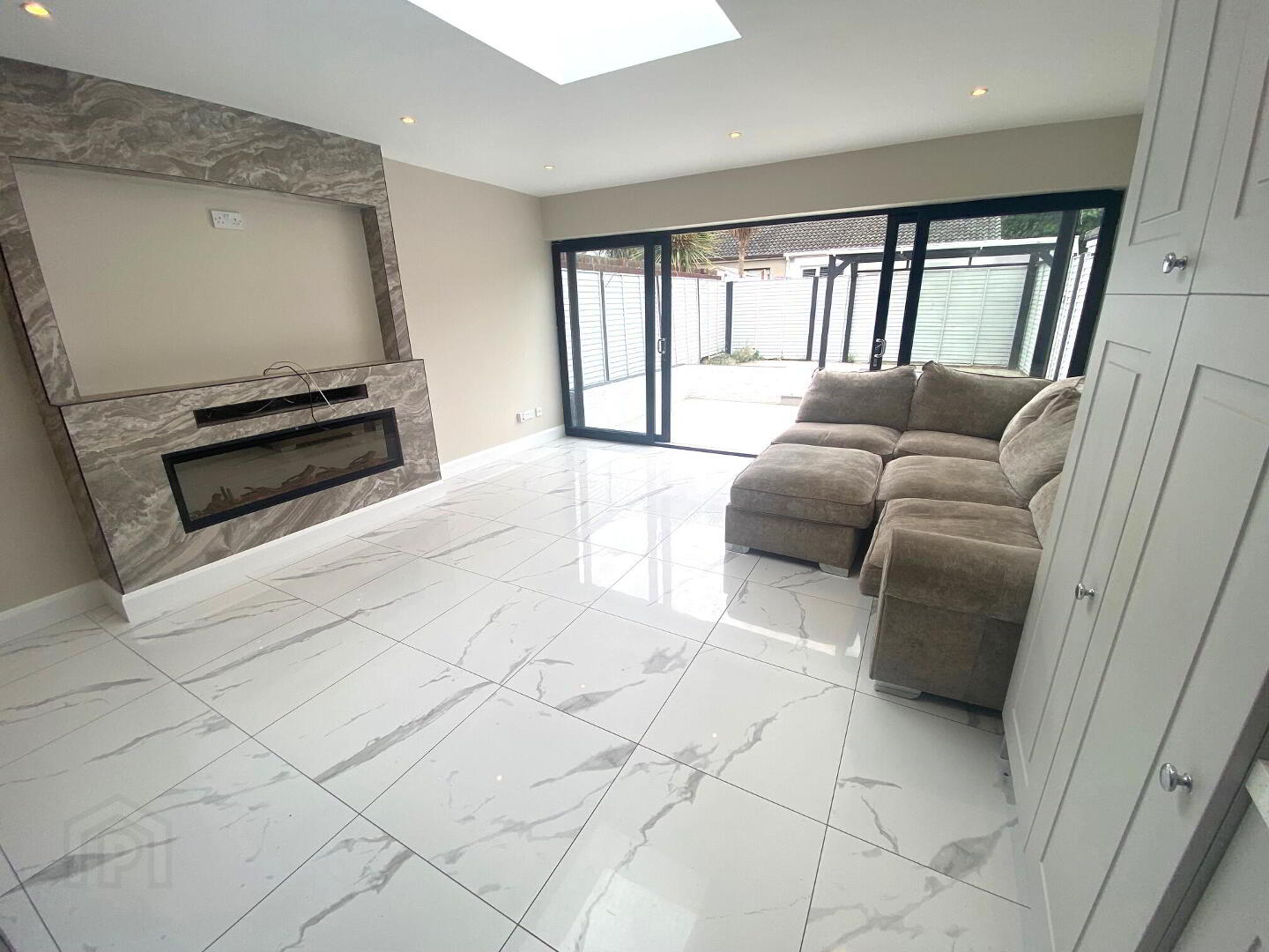 Cleggan Avenue 3 of 16