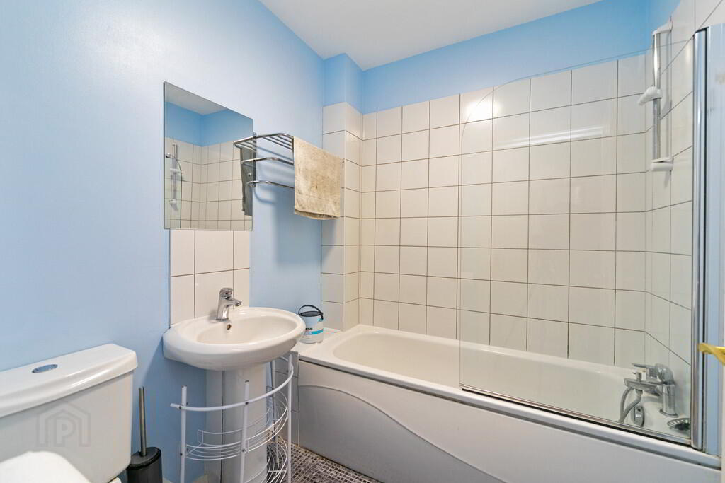 Apt 1, 97 Eglantine Avenue 9 of 12