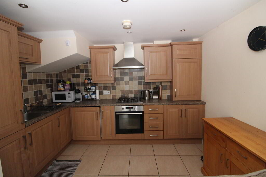 Apt 10, 99 Church Road 5 of 17