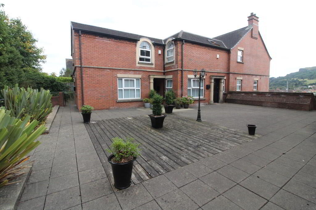 Apt 10, 99 Church Road 12 of 17