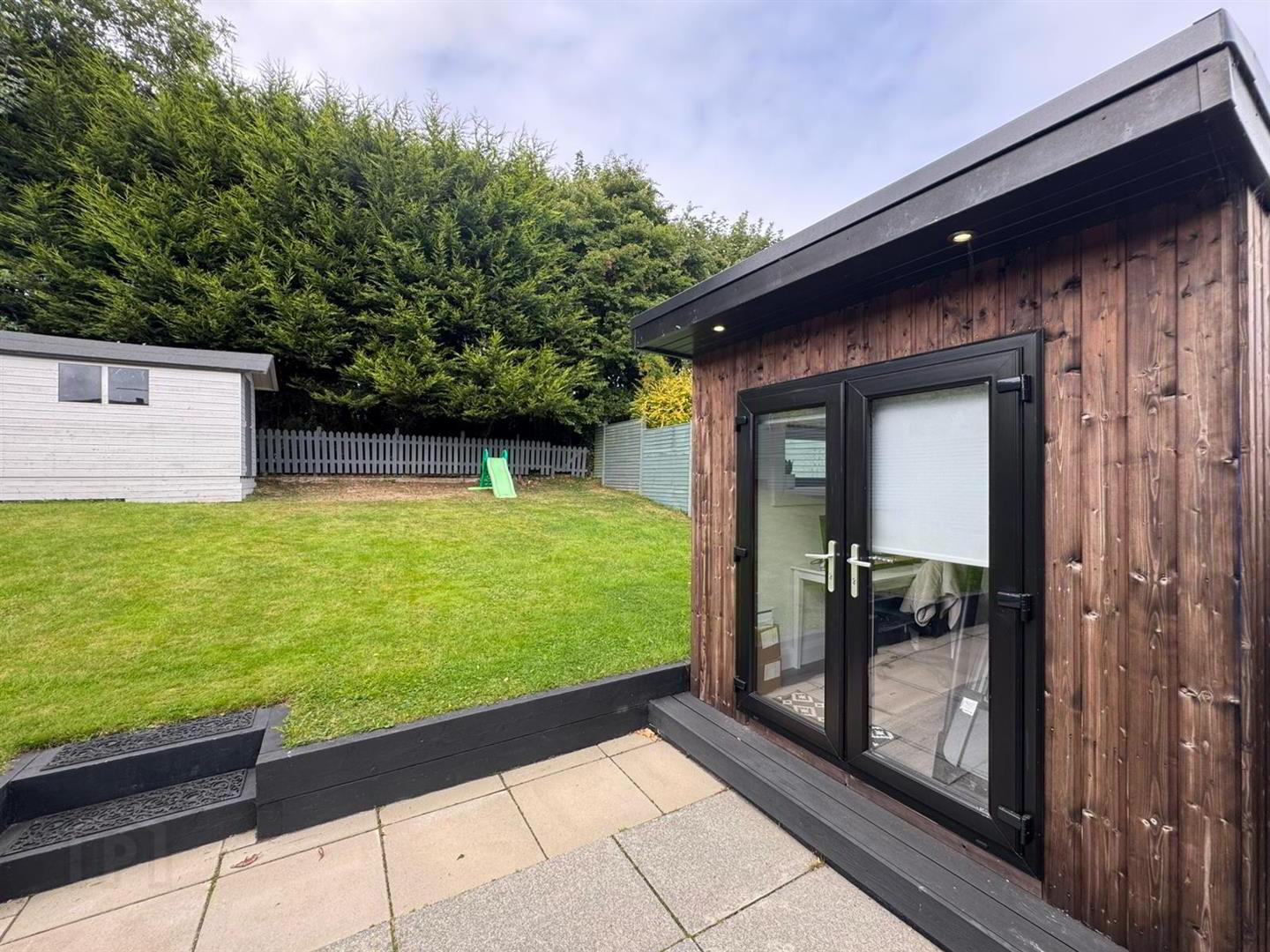 25 Hightown Gardens 16 of 19