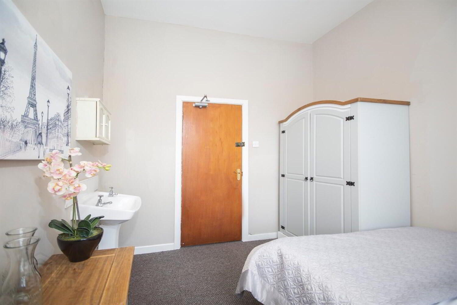 Room 1, 157 University Street 3 of 3