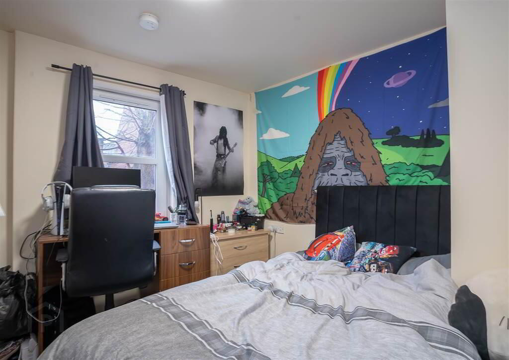Two Bedroom Apartment, 46 Agincourt Avenue 4 of 8