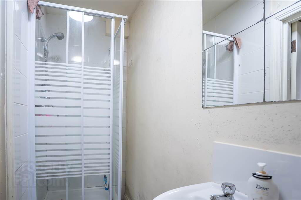 Two Bedroom Apartment, 46 Agincourt Avenue 6 of 8